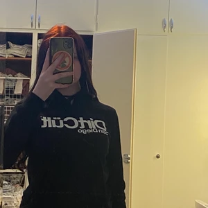 Dirtcult hoodie  - Durtcult hoodie, inte använd många gånger, vill inte ha den längre den tar plats i garderoben