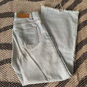 Assnygga blåa jeans från junkyard!! Jättesköna och passar till alla tröjor, midwaist och vida ben!💙