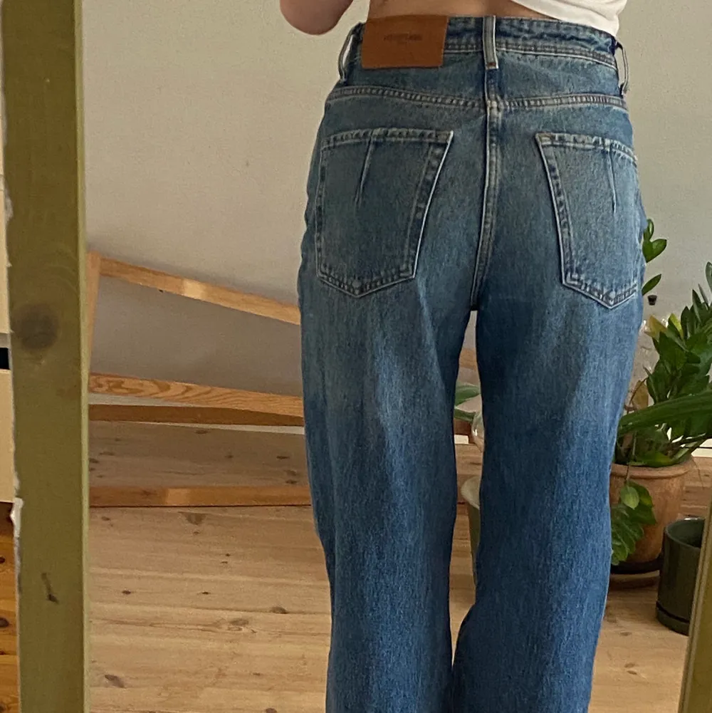 Skit snygga långa jeans från Zara. I nyskick💙💙 Midjemått: 68cm Innerbenslängd : 86cm  Själv är jag 174cm . Jeans & Byxor.