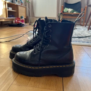 Dr Martens Jadon 37 - Nästintill oanvända dr martens i modellen Jadon (platå) då jag köpte fel storlek. Möts upp i sthlm eller fraktar :)