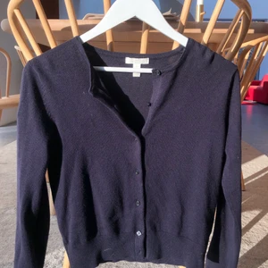 Kofta från HM - Mörkblå kofta från HM! Står att det är storlek S men skulle säga att den motsvarar en XS