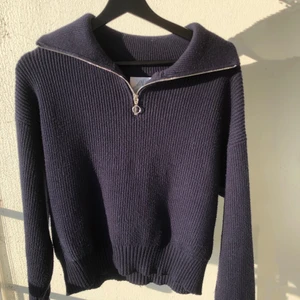 Halvzip tröja - Stickad blå tröja med halfzip från zara i XS/S 💙 frakt är spårbar och kostar 66kr