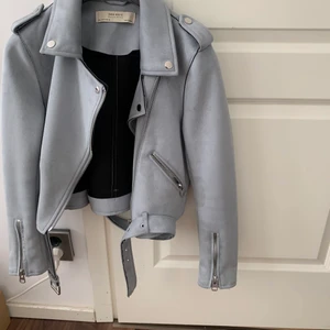 Blå jacka - Säljer denna har en fläck vid ena armen men syns inte så mycket! Köpt från zara. Storlek M 