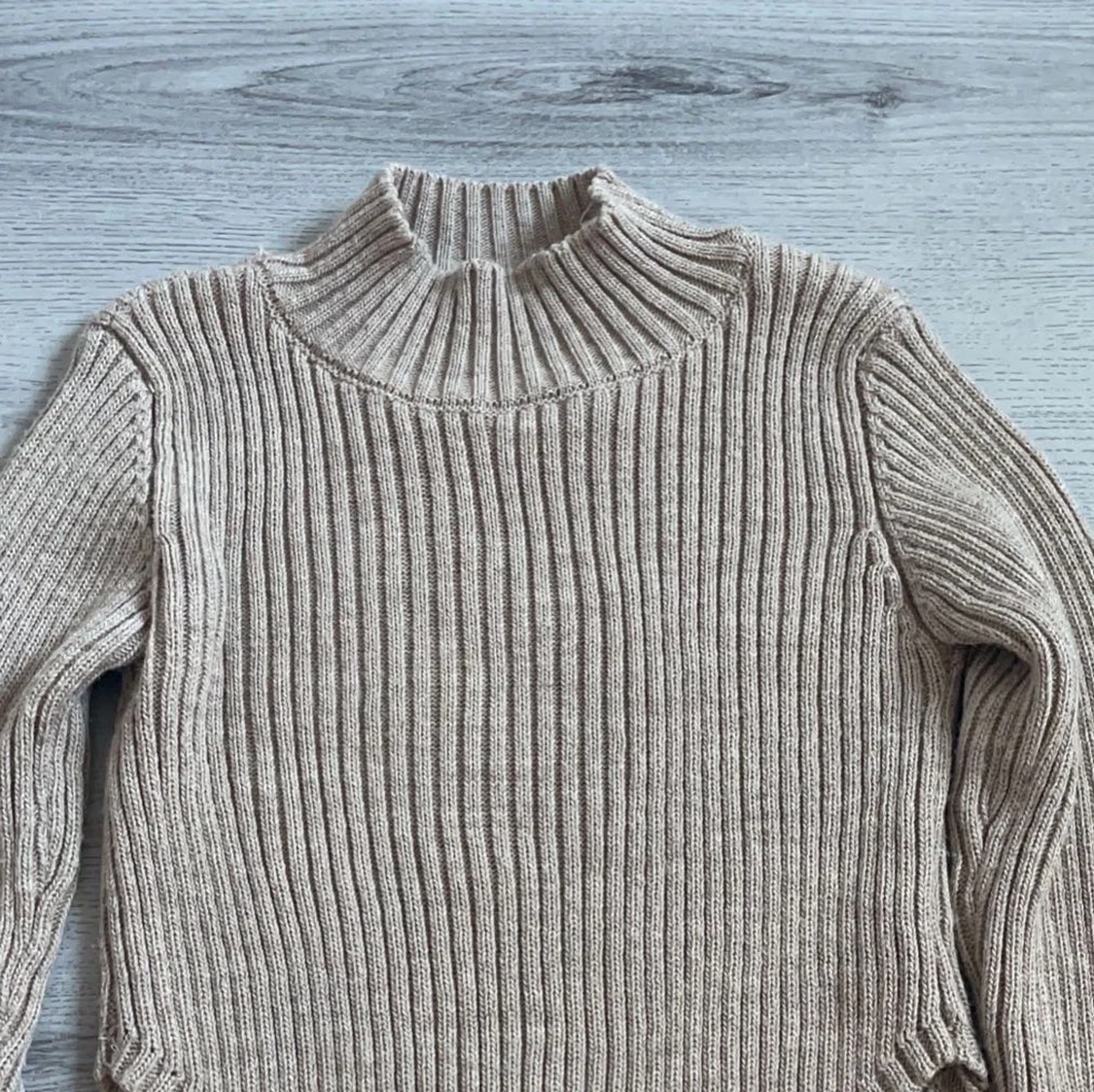 stickad ribbad tröja