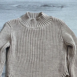 stickad ribbad tröja - jättesnygg tröja som jag köpt på NA-KD i storlek S🥰 den kommer inte till användning därför säljer jag den. Köpte den för 299kr men säljer för 129kr🤍