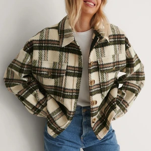 Jacka - Rutig kort kappa från Nakd I storlek 34. Är i väldigt bra skick då den endast är använd ett fåtal gånger. Nypris är 769 kr