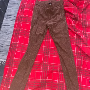 Byxor  - Legins ⚠️dom har typ trosor/short o längre ner är dom genomskinliga ⚠️