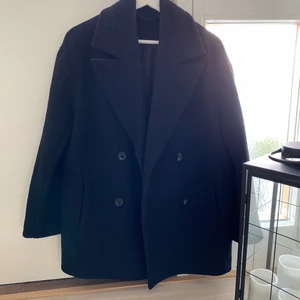 Other stories kappa kort - En kappa av kortare modell från other stories passar XS/S fint skick, lite nopprig endast