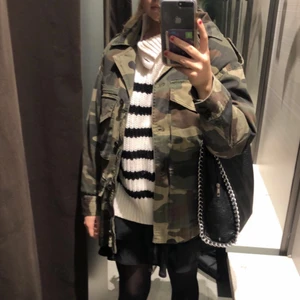 Militärjacka! - Köpt i höstas på Zara för 700kr. I jättefint skick och är supersnygg. Tillkommer en väst som sätts fast med knappar på insidan. Säljer även väskan på bilden i en annan annons! ☺️ Frakt står köpare för💞💞💞