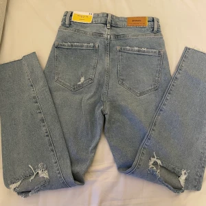 Byxa stradivarius  - Oanvänd byxa från stradivarius, prislappar finns kvar. ljusblå färg. Storlek s. Passform: mom slim fit