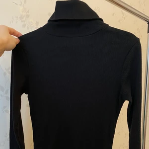 Svart polo tröja  - Svart polo tröja i storlek S som formar kroppen fint ☺️