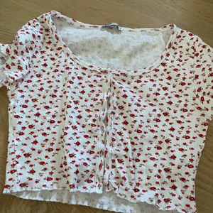  T-shirt med knappar  - Jätte fin topp från newyorker andvänd Max 2 gr , jag står ej för frakt ❤️