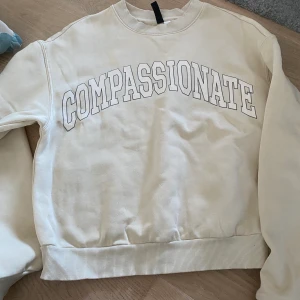 Collegetröja  - Jätte skön och mjuk tröja, tvättats 3 gr , jag står inte för frakt