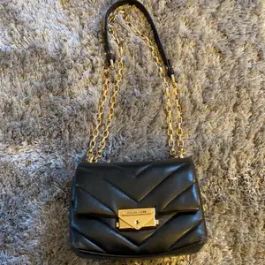 Super snygg Michael kors väska perfekt till våren/ sommaren✨Köpt på NK i Göteborg för 3500kr. Bra skick🥰 några repor men syns bara på väldigt nära håll! ( Köparen står för frakten) Priset kan diskuteras!!