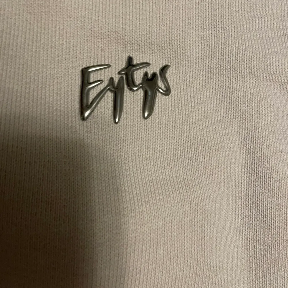 Väldigt fin eytys sweatshirt, metall/stål emblem, unisex så passar både tjej och kille, . Tröjor & Koftor.