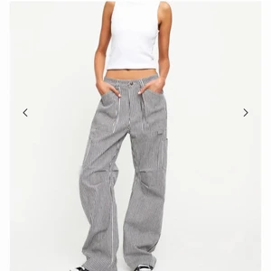 Randiga lioness byxor - SÖKER!! Dessa randiga byxor från lioness i S 💗💗💗💗