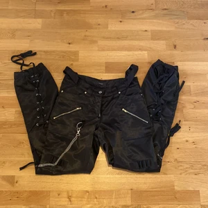 Coola byxor  - Säljer ett par coola byxor, inte alls mycket använda! Köparen står för frakten (: