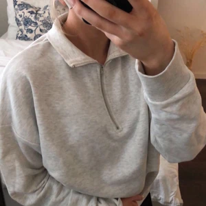 Tröja - Jättefin ljusgrå tröja med dragkedja, så populärt nu! Köpt fel storlek därav säljer jag den