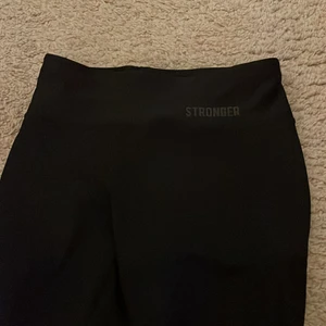 Stronger tights  - 4 st exat likadana stronger träningsbyxor i storlek S, använda väldigt få gånger, väldigt fint skick! Mitt pris är 170kr/st, men de går att diskutera, hör av er vid intresse eller om ni har några frågor:)