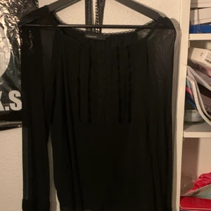 Mesh - Tröja med mesh ärmarna och fina detaljer på bröstet! Står ingen storlek men uppskattas till en M