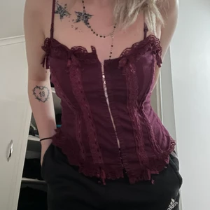 Korsett linne  - Jätte fint korsett linne med snörning baktill. Köptes för jätte länge sen och är bara använd till en Photoshoot. Står att de e strl Xl men skulle säga att den passar mer xs-m