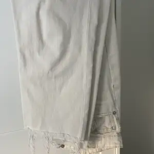 Superfina zara jeans i en naturvit färg. Storlek 38 sitter som på andra bilden på mig som är 168 och vanligtvis bär 38 i byxor.🤍 Jeansen är i mycket bra skick utan fläckar eller andra defekter, köptes förra våret💞