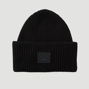 Acne mössa - Svart acne mössa som jag kanppt använder, priset inkluderar inte frakten ❤️