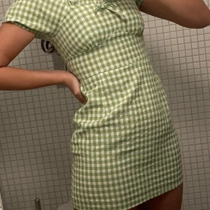 Minidress  - Gullig klänning, rutig i grönt och vitt! Köparen står för frakt! Passar precis mig som har s! 