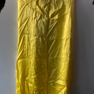 Gul kjol - Oanvänd superfin maxikjol från Stradivarius! Obs såklart ostruken på bilden :) Lite stretch i midjan så passar nog fler storlekar!