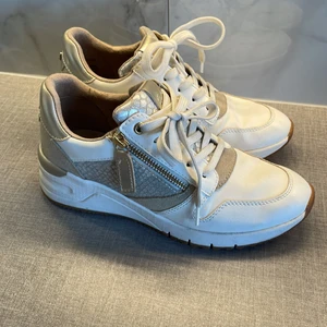 Tamaris sneakers - Sneakers från Tamaris i väldigt fint skick. 