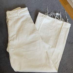 Vita ripped vita jeans stl 34. Säljer även samma par i stl 36. 