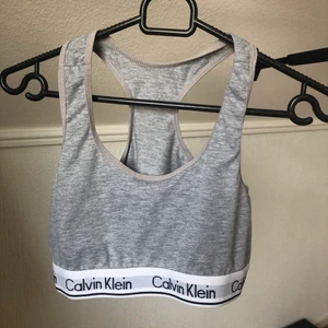 Calvin Klein  - Inte äkta Calvin Klein topp i bra kvalitet! Storlek S och aldrig använd pga för liten för mig! Så i helt nytt skick! Fraktas eller mötas upp i Arlöv/malmö/Lund