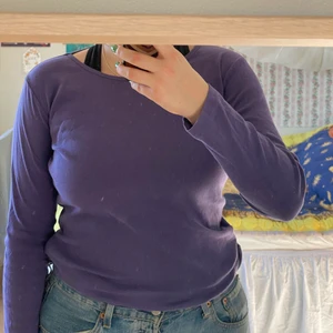 Lila långärmad  - Lila långärmad tröja som är i bomull. Aldrig använd. 