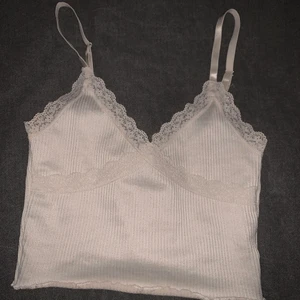 Vitt spett linne - Ett vitt spett linne! Storlek XS! Kostar 50kr