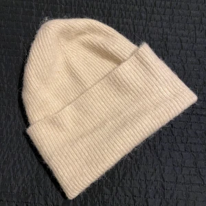 Mössa - BikBok  - Helt oanvänd mössa från BikBok. Superfin beige färg och skönt material! Har andra mössor som kommit mer till användning så denna har blivit bortglömd 🤍 Köpt för 199, är i princip ny så säljer för 100 kr 🥰