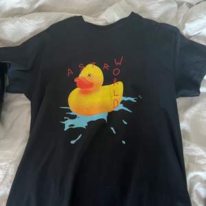 Säljer astroworld t-shirt, köpt på lollapalooza 2019. Använd några gånger men ser helt ny ut! Har ej kvitto kvar