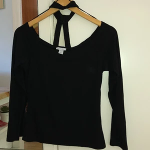 Svart långärmad tröja  - Använd fåtal gånger, storlek M. Nypris 249kr säljs för 75kr + frakt🌸