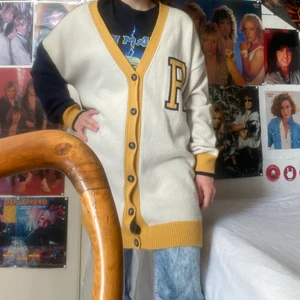 Collage kofta  - Fin collage kofta köpt begagnat men knappt använd själv och i fint skick. Den är ej stickig. Koftan är lång och oversized (jag är 155 cm). Katt i hemmet. 