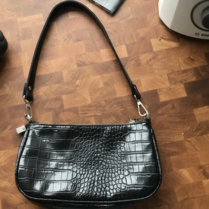 Axleväska - Säljer axelväska, aldrig använd! 