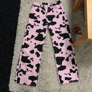 Rosa byxor med cow print i jeansliknande material 💕🤩