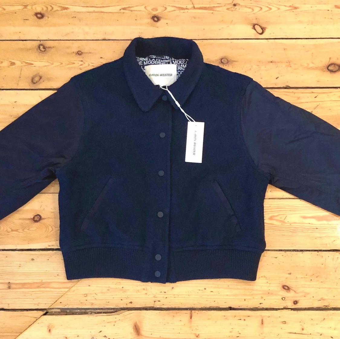 En mörkblå bomberjacka från Carin Wester - 91