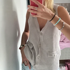 Stickad väst  - Jätte fin basic zara topp ☺️☺️ kommer från kids avdelningen men passar mig som vanligtvis brukar ha en s-m 💕 Endast andvända någon enstaka gång super fin till en kjol tex 💕☺️👍🏽 