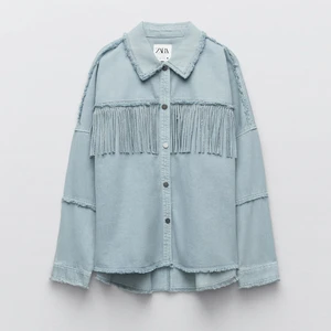 Fransjacka - Säljer min skitsnygga blåa fransjacka från zara. Säljer pga att jag behöver pengar men då jag verkligen älskarrrr jackan!! Skriv privata för mer bilder!!❤️