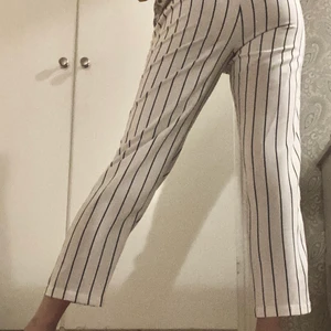 Randiga byxor - Raka vita byxor med svarta ränder! Knappt använda, så i mycket bra skick. 