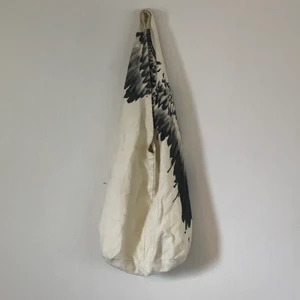 Tygväska - Rymlig tygväska med innerficka och supercoolt tryck. Perfekt nu inför skolstarten! Skicka gärna ett meddelande vid frågor :)