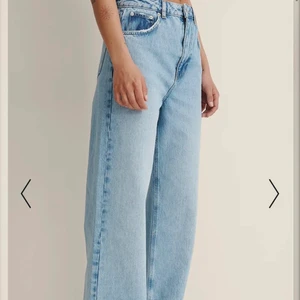 Helt nya jeans från NAKD - Helt oanvända jeans från NAKD. Aldrig använts pga att de är för långa för mig som är ca 160. Strl 38. Nypris 500kr, säljes för 250+frakt.