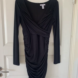 Klänning - Svart klänning med volanger, i materialet polyester, strl M. Använd fåtal gånger, fint skick. 80kr, Frakt tillkommer.