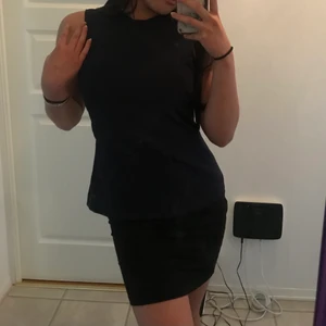 Classy mörkblå topp, storlek S - Elegant tröja för de som älskar att matcha kjolar eller bara helt enkelt ha på sig något skönt och klassiskt🤩 Perfekt till familjemiddagar, träffar eller till jobbintervju🥰