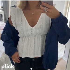 Vit topp pull and bear - Intressekoll på denna söta topp pågrund av att den inte längre kommer till användning! Kollar vad folk kan buda! Skriv gärna privat ifall ni undrar något annat ❣️Lånde bilder