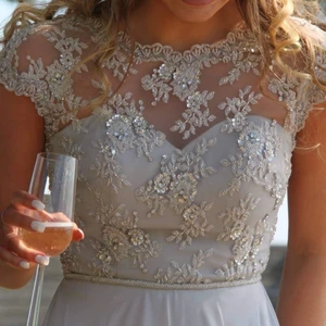 Balklänning - Intressekoll på min balklänning. Köpt från dressroom Linné på instagram, nypris 4910kr. Färgen är silver, men skiftar lite till blått i vissa ljus som ni ser. Använd 1 gång. Perfekt längd för mig som är 1,68cm. Kom med bud! Köp direkt för 1800kr